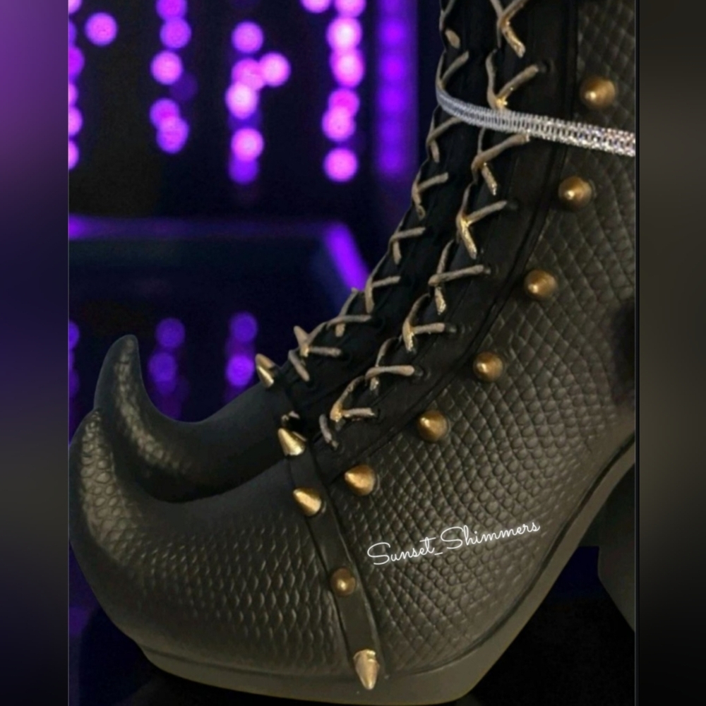 Bella Lux Halloween Witches Boots Black Gold Laces Bow Spikes Goth Witch Decor - Picture 4 of 9